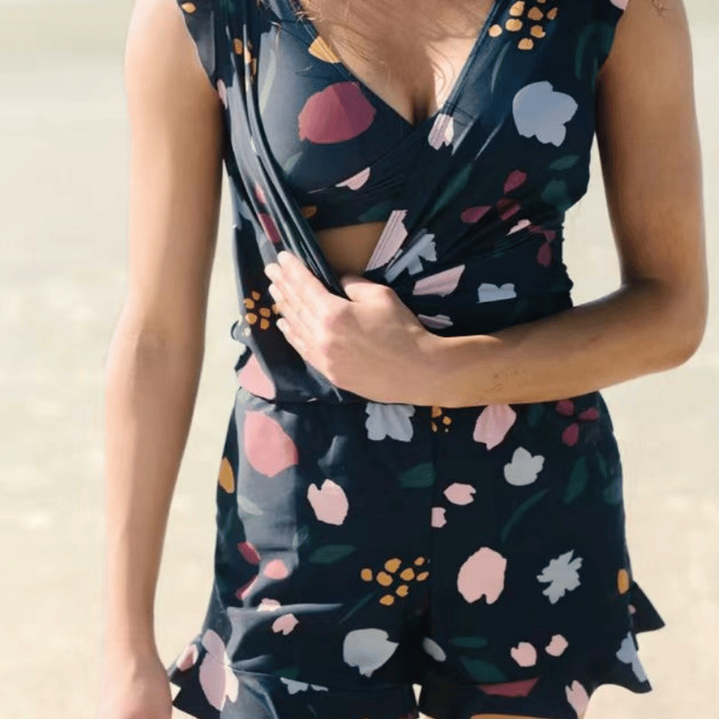 swimwear in de lichtbeige studio